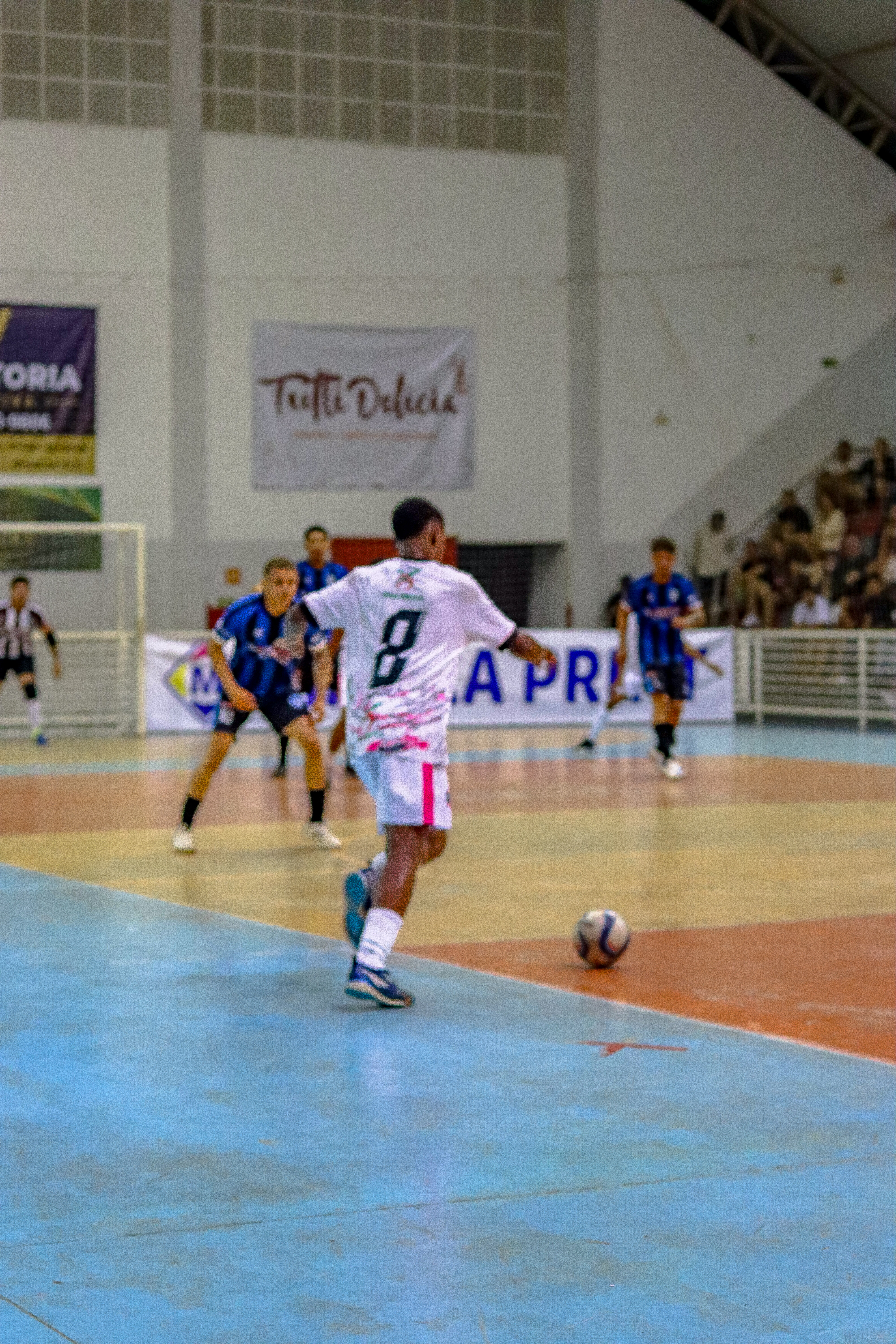 Foto da notícia: Ginásio lotado e grandes jogos marcam a abertura da 2ª Copa de Futsal Terra do Ouro Verde 2026