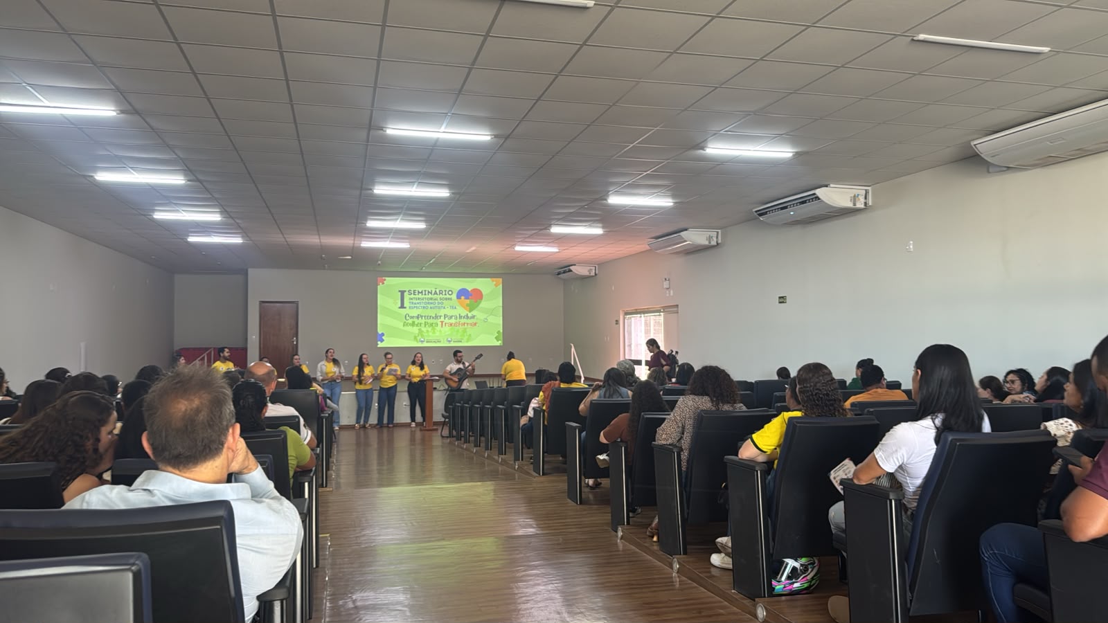 NOTÍCIA: Educação e Saúde promovem Seminário Intersetorial sobre Transtorno do Espectro Autista para profissionais da rede municipal