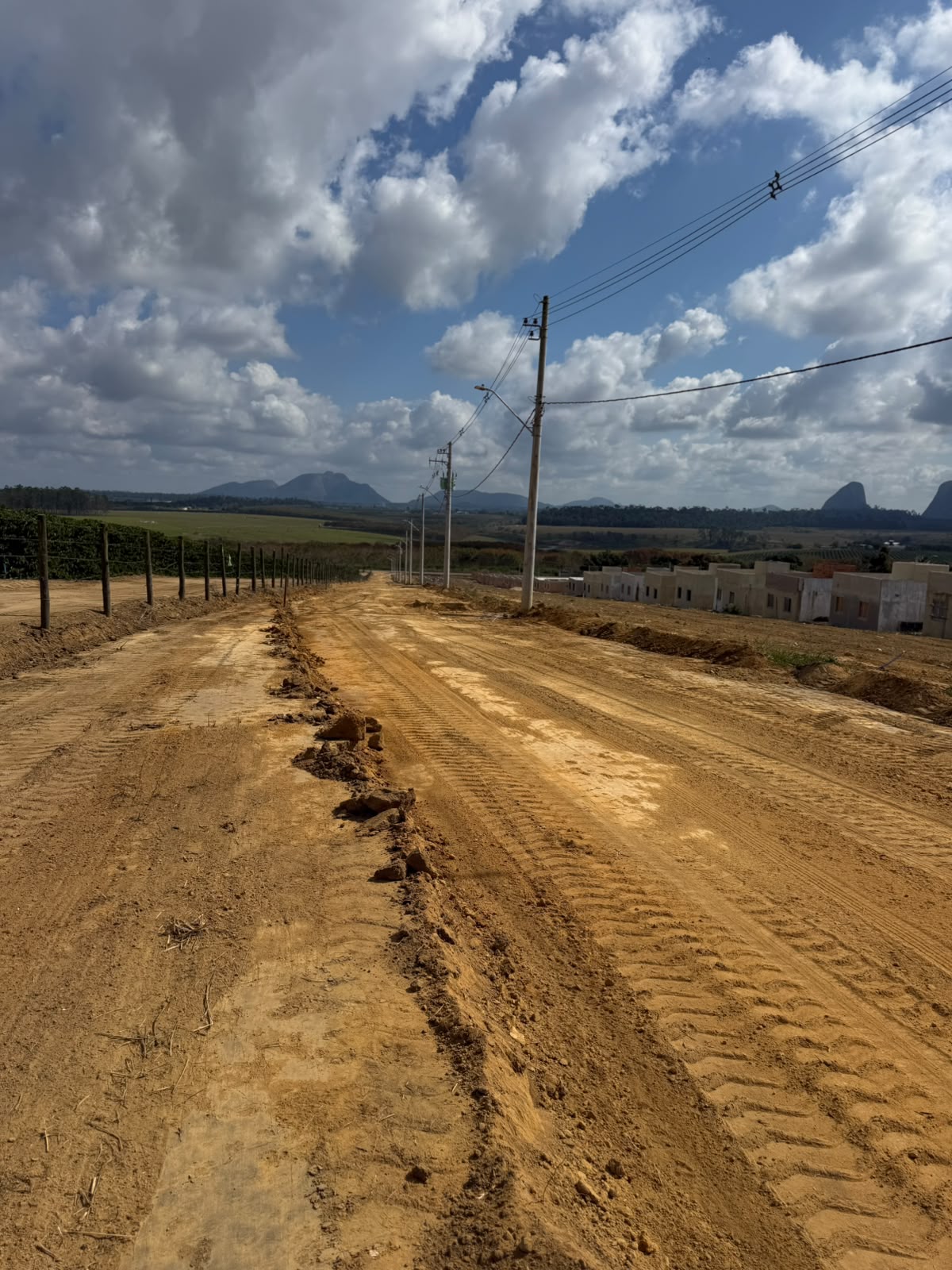 NOTÍCIA: Prefeitura acelera obras de infraestrutura para entregar casas populares e transformar a vida de 30 famílias em Santo Antônio do Pouso Alegre