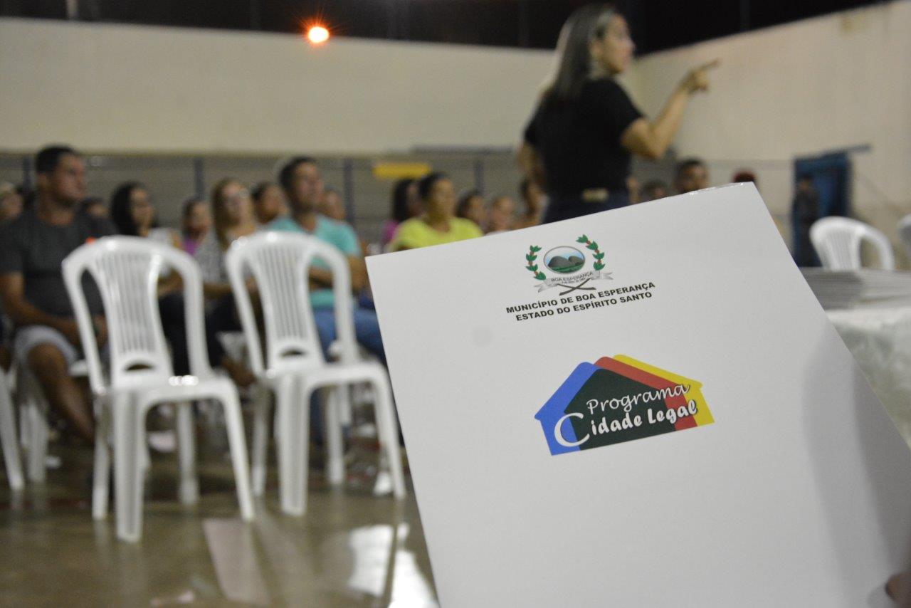 Prefeitura Entrega Escrituras para Familias Através do Programa Cidade Legal