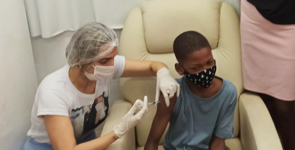 Kaio Santos, de 11 Anos, é a primeira criança a se vacinar com Dose Pediátrica da Pfizer Contra Covid-19